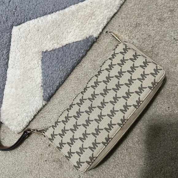 Micheal Kors wallet - Picture 5 of 6